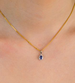 Złota zawieszka 585 białe złoto tanzanit i diamenty 60027079 HSI Złota zawieszka wykonana z próby 585 z tanzanitem i 19 diamentami o wielkości 0,06 ct, barwie H i czystości SI. Piękna i elegancka biżuteria. Zawieszka wyko (1).JPG